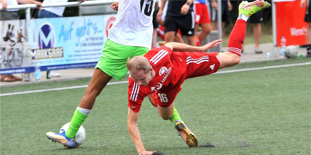 Geisecker SV droht vierte Niederlage in Serie - Roj-Stürmer mit sieben Toren in einem Spiel Tim Finkhaus (Geisecker SV) kommt bei einem Zweikampf ins Straucheln.