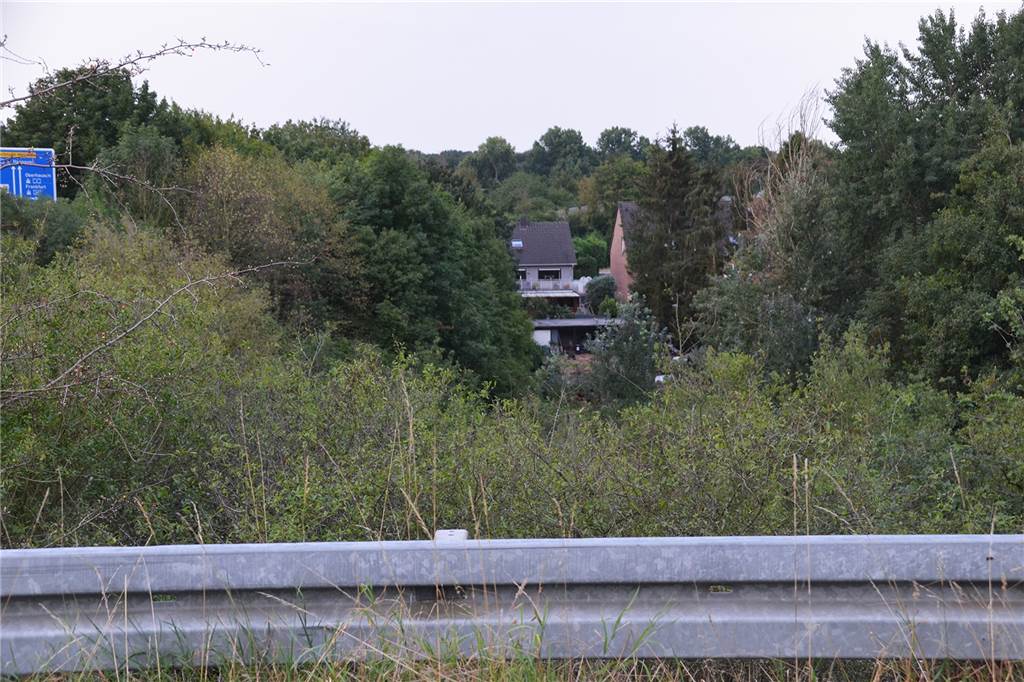 Waltroper Industriegebiet: Fehde unter SPD-Genossen auf einem Acker Nur knapp 200 Meter vom Grünzug Im Dicken Dören entfernt liegen die Häuser der Groppenbrucher. Hinter ihren Grundstücken fließt der Groppenbach - die Stadtgrenze von Dortmund und Waltrop.