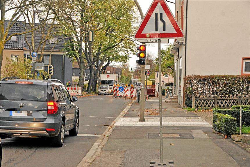 Frisch sanierte Straße schon wieder aufgerissen Nur knapp zwei Monate war die Löttringhauser Straße baustellenfrei, dann kamen die Absperrpfosten und Baustellenschilder zurück. Weil Donetz undichte Gasleitungen austauschen muss, ist es an mehreren Stellen entlang der Straße wieder enger als sonst.