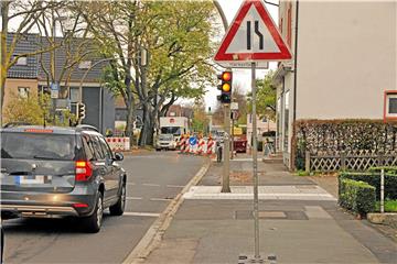 Nur knapp zwei Monate war die Löttringhauser Straße baustellenfrei, dann kamen die Absperrpfosten und Baustellenschilder zurück. Weil Donetz undichte Gasleitungen austauschen muss, ist es an mehreren Stellen entlang der Straße wieder enger als sonst.