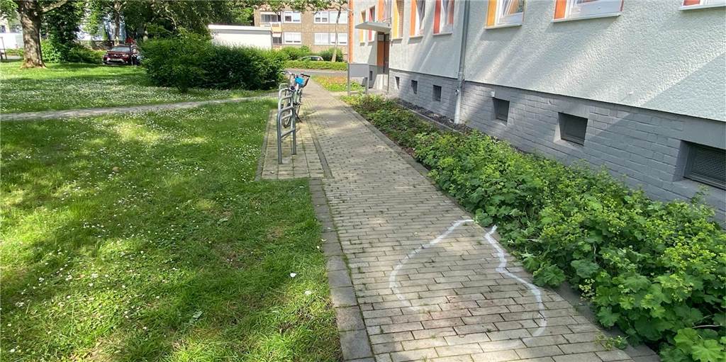 Tötungsdelikt in Hörde: Staatsanwaltschaft nennt weitere Details Nur Kreideumrisse auf einem Weg an der Semerteichstraße, lassen noch vermuten, was hier in der Nacht auf Samstag passierte.