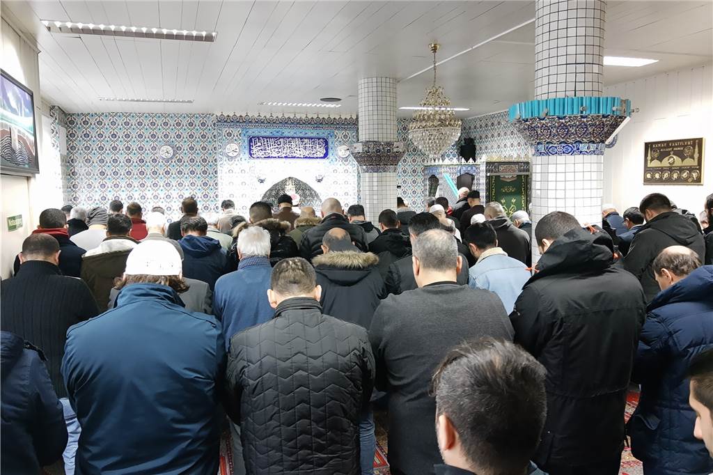 Beim Freitagsgebet in der Mevlana-Moschee: Der Imam ist ein Fremder in einem fremden Land Nur Männer verrichten das Freitagspredigt in der Moschee.