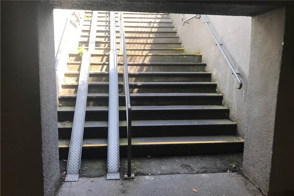 Weder Bus noch Bahn: Dieser Bahnhof ist der Albtraum für Menschen mit Gehbehinderungen Nur Metallbahnen führen von den steilen Treppen herab.
