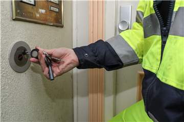 Nur mit einem extra codierten Spezialschlüssel können die Müllwerker den Tresor in der Hauswand öffnen und so an den Haustürschlüssel kommen.