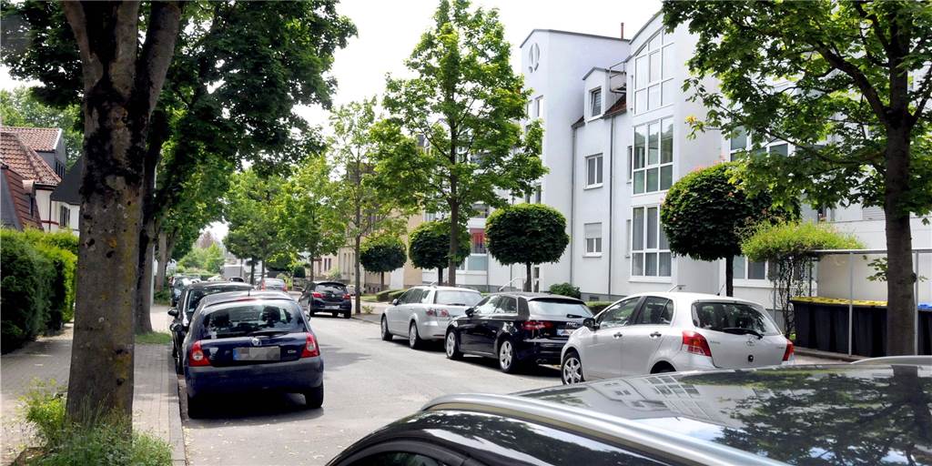 Anwohner wünschen sich Parken auf dem Gehweg - die Stadt ist dagegen Nur noch auf der Fahrbahn darf in der Hermannstraße geparkt werden, seitdem die Baustelle in der Lohbachstraße abgeschlossen ist.