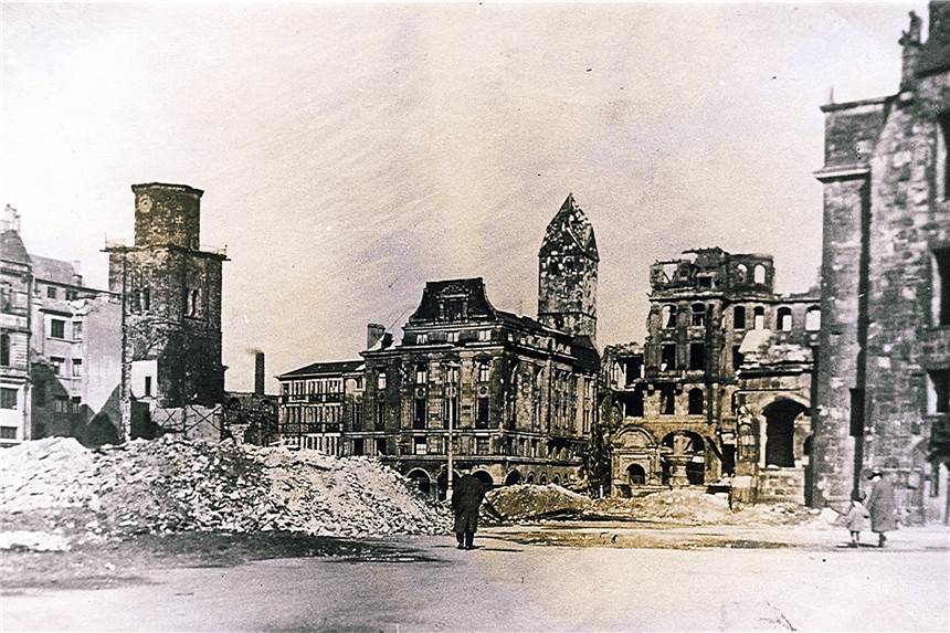 Versöhnungstour 73 Jahre nach Ende des Weltkriegs Nur noch aus Ruinen bestand die Dortmunder Innenstadt nach dem Bombenkrieg zwischen 1943 und 1945 – wie hier am Alten Markt mit den Turmresten von St. Reinoldi und St. Marien.