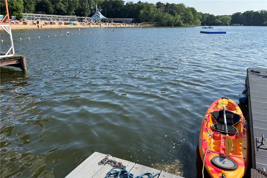 Diebstahl an DLRG-Booten hat Folgen für Regatten und Rettungseinsätze Ein Paddelboot liegt am Steg der DLRG.
