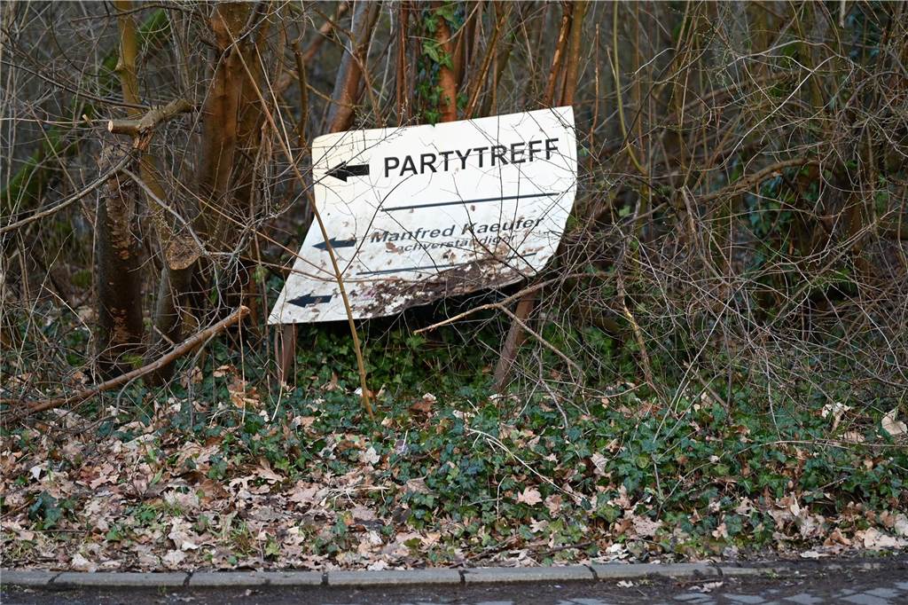 Ehemaliger Bordellbetreiber hinterzog eine Million Euro Steuern Nur noch ein Hinweisschild zum Bordell liegt neben der Straße im Gebüsch.