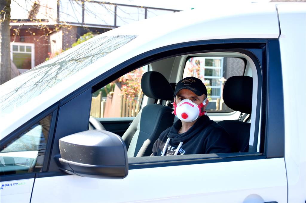 Coronavirus: Taxiunternehmen Terhörne steht fast komplett still Nur noch mit Maske am Steuer: Taxifahrer Oliver Stüllenberg hat keine Angst vor einer Ansteckung, macht sich aber Sorgen um seine meist älteren Fahrgäste.
