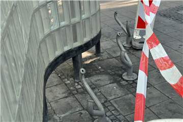 Nur noch Stangen sind von diesen Metallsitzen am ZOB geblieben.