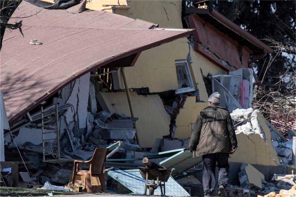 Erdbeben in der Türkei : Zeynep Mikyaz und das tote Dorf: Sie will doch nur zu Ismail zurück Nur noch Trümmer sind von einem Wohnhaus in dem kleinen Dorf Ördekdede übriggeblieben. Foto: Boris Roessler/dpa