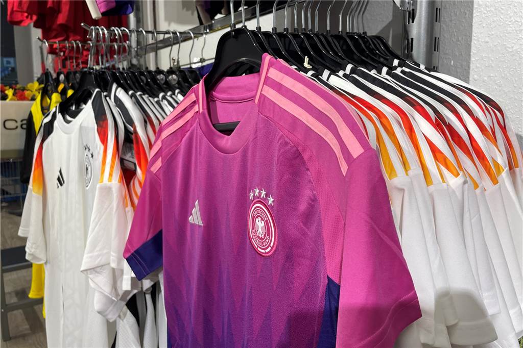 Pinkes Deutschlandtrikot ist in Vreden fast komplett ausverkauft weiße und pinke Trikots