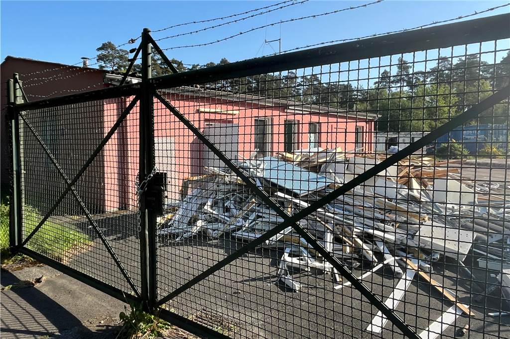 Der Abriss des ehemaligen Camps in Sythen hat begonnen Bauschutt hinter dem Gitterzaun und ein verlassenes Gebäude