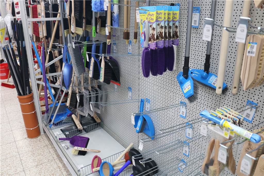 Folge des Unwetters: Schubkarren, Pumpen, Besen in Baumärkten in Werne vergriffen Nur noch wenige Besen hängen im Regal im Hagebaumarkt in Werne.