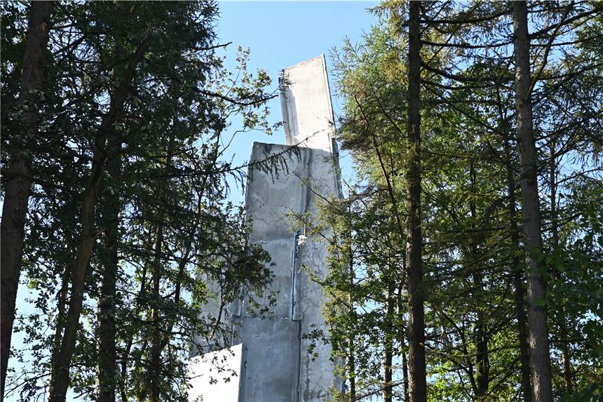 Dieser Unfall beflügelt die Argumentation der Windkraft-Gegner Nur noch wenige Beton-Segmente stehen von dem einst 240 Meter hohen Windrad.