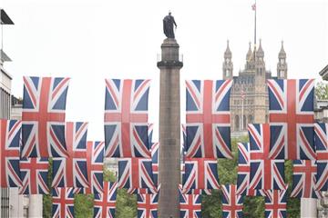 Nur noch wenige Tage bis zur großen Hochzeit in Großbritannien: Die Regent Street im Zentrum der britischen Hauptstadt ist schon mit Flaggen geschmückt. Foto: Stefan Rousseau