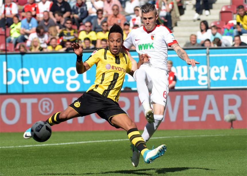 BVB muss um die direkte CL-Qualifikation zittern Nur Pierre-Emerick Aubameyang (l.) traf für den überlegenen BVB gegen den FC Augsburg.