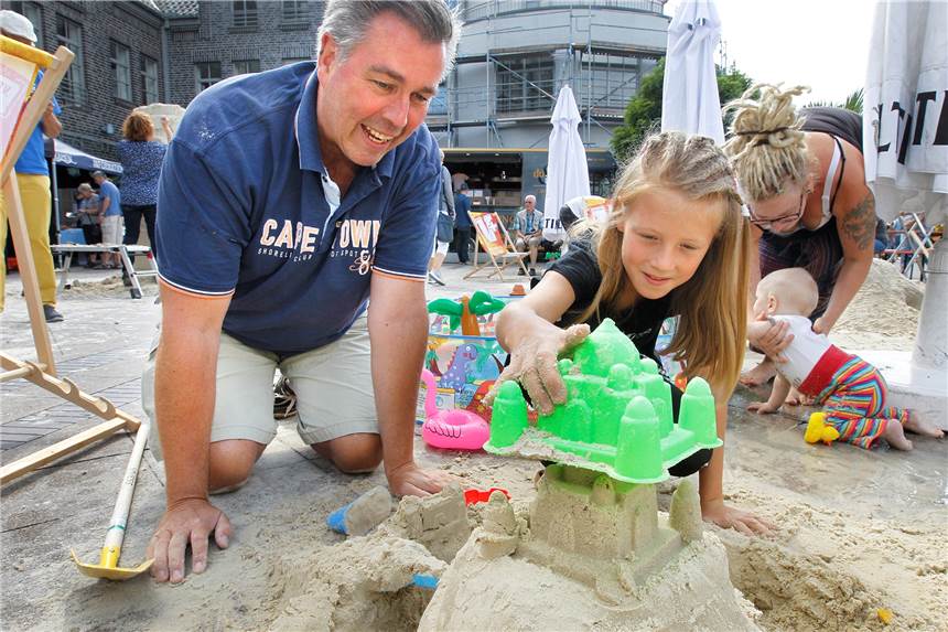 Stichtag abgelaufen fürs Baukindergeld Nur Sandburgen bauen, wie hier bei einer Beachparty in der Marina Rünthe, ist gratis: Ein Eigenheim will für Familien finanziert sein.