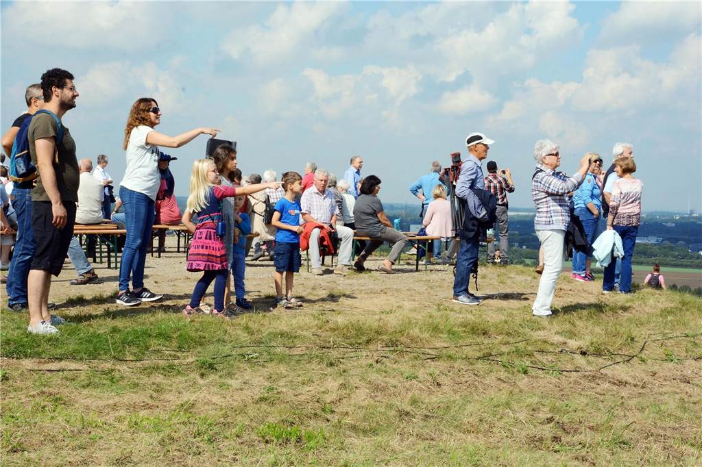 Nur selten gibt es bei geführten Touren die Gelegenheit, die Aussicht von der Halde zu genießen - wie hier bei einem Friedensgebet der Religionen.