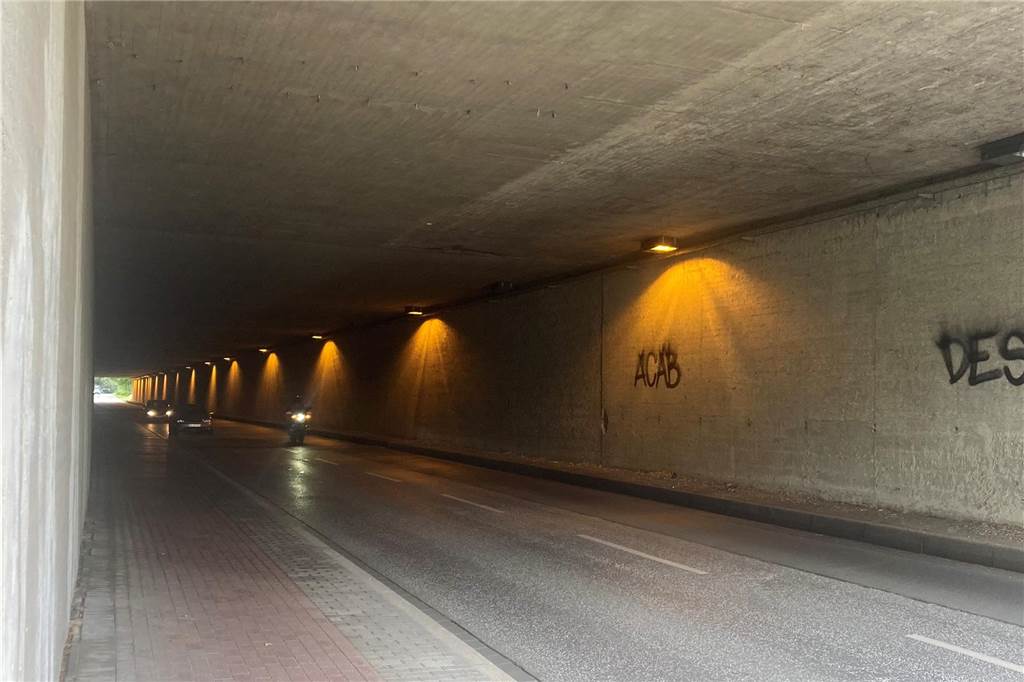 Nur spärlich beleuchtet ist zurzeit die Tunneldurchfahrt.