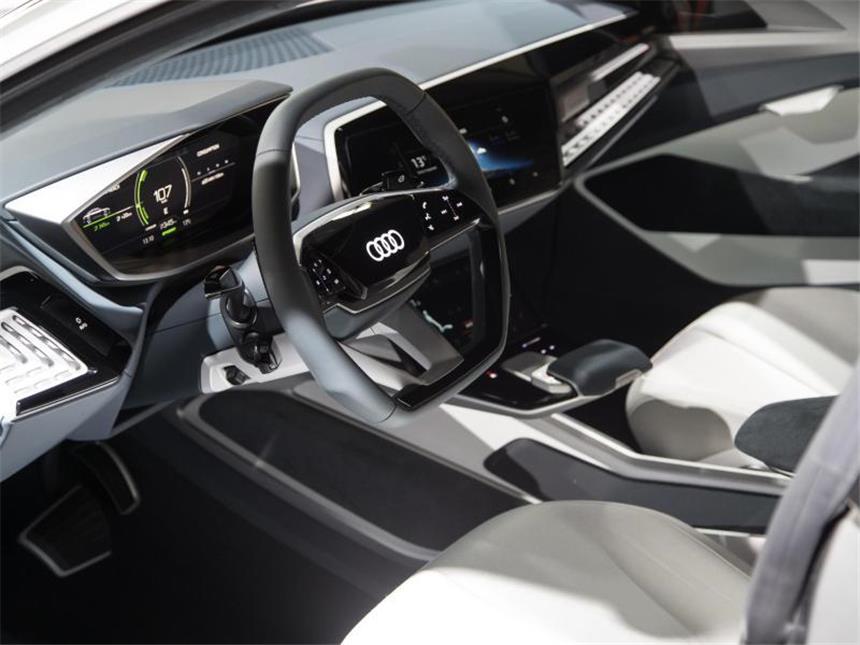 Die Autoindustrie nimmt Abschied vom Leder Nur Trend oder komplette Umkehr? Noch kämpfen einige Designer mit einer alten Werteordnung, nach der im Interieur Leder seit jeher für Luxus steht und Stoff für billigere Varianten. Im E-Tron Sportback Concept experimentiert Audi nun mit Bambusfasern. Foto: Daniel Wollstein/Audi AG/dpa-tmn