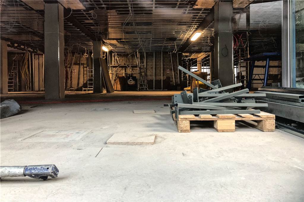 Sparkasse an der Lippe: 1500-Quadratmeter-Decke bald dicht in der Hauptstelle am Markt Nur von außen kann man einen Blick hineinwerfen. Gearbeitet wird aktuell noch an der Decke.