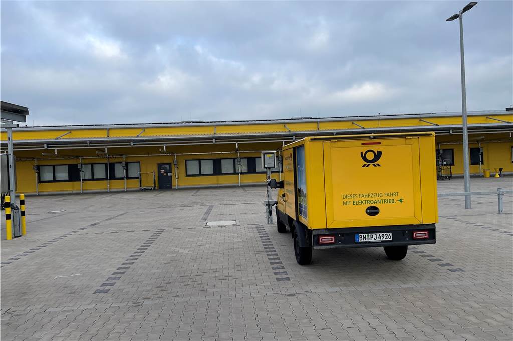 Post-Beschäftigte im Warnstreik: Zusteller waren trotzdem unterwegs Nur wenige DHL-Fahrzeuge standen am Freitag auf dem Logistikhof in Ickern. Die Zusteller waren trotz des Warnstreiks unterwegs.