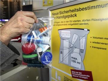 Nur wenige EU-Staaten werden das seit fünf Jahren geltende Verbot von Flüssigkeiten im Handgepäck in Flugzeugen vorerst lockern. Bis zum 29. April 2013 soll das Verbot aber komplett verschwinden.