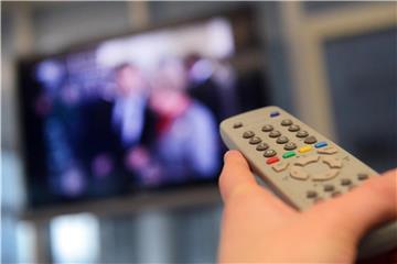 Nur wenige Fernsehzuschauer denken über ein Streamingdienst- oder Pay-TV-Abo nach. Gerade bei Älteren fehlt das Interesse an solchen Bewegtbildangeboten. Foto: Caroline Seidel/dpa
