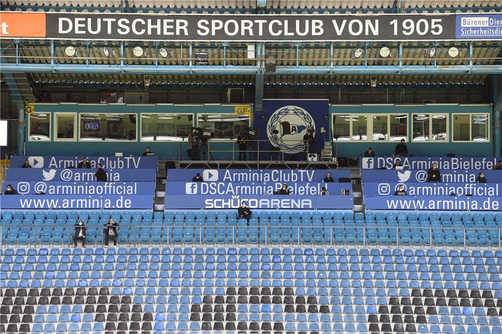 Amos Pieper erlebt tragischen Liga-Neustart mit Arminia Bielefeld Nur wenige Journalisten sitzen auf ihren Plätzen über den Zuschauerrängen, um über das Spiel zu berichten.