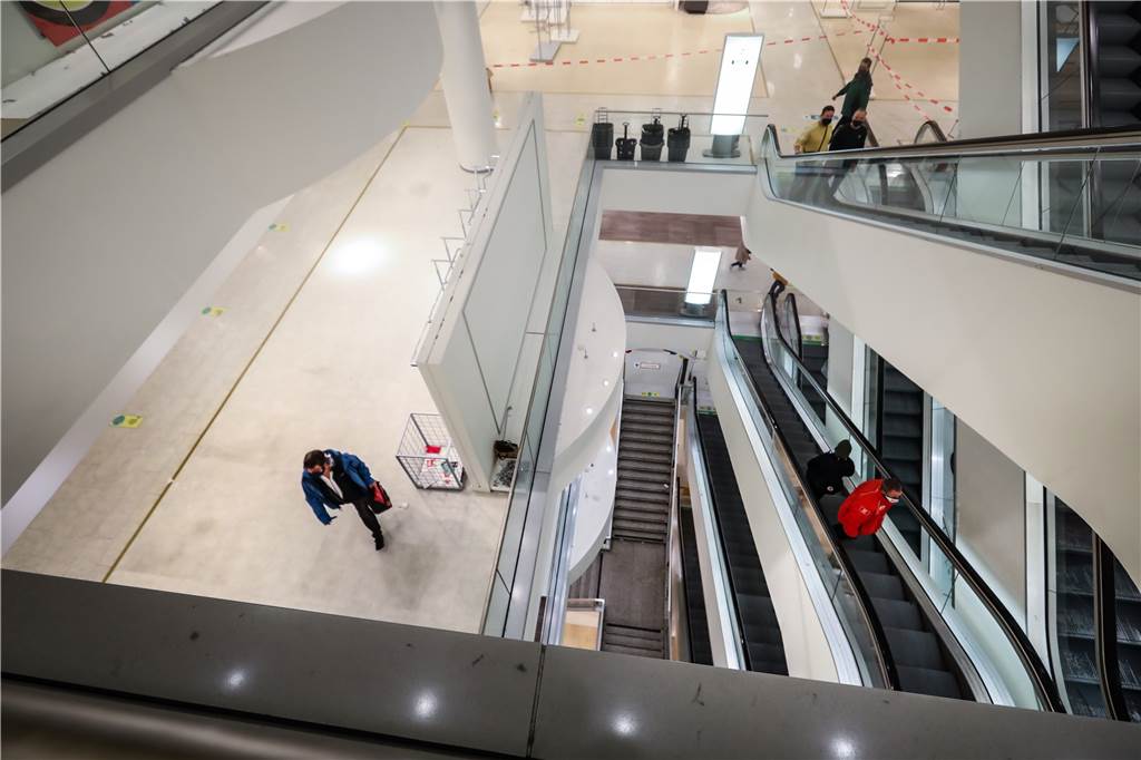 „Alles muss raus“: So laufen die letzten Tage im Kaufhof am Westenhellweg Nur wenige Kunden verirren sich noch nach oben.