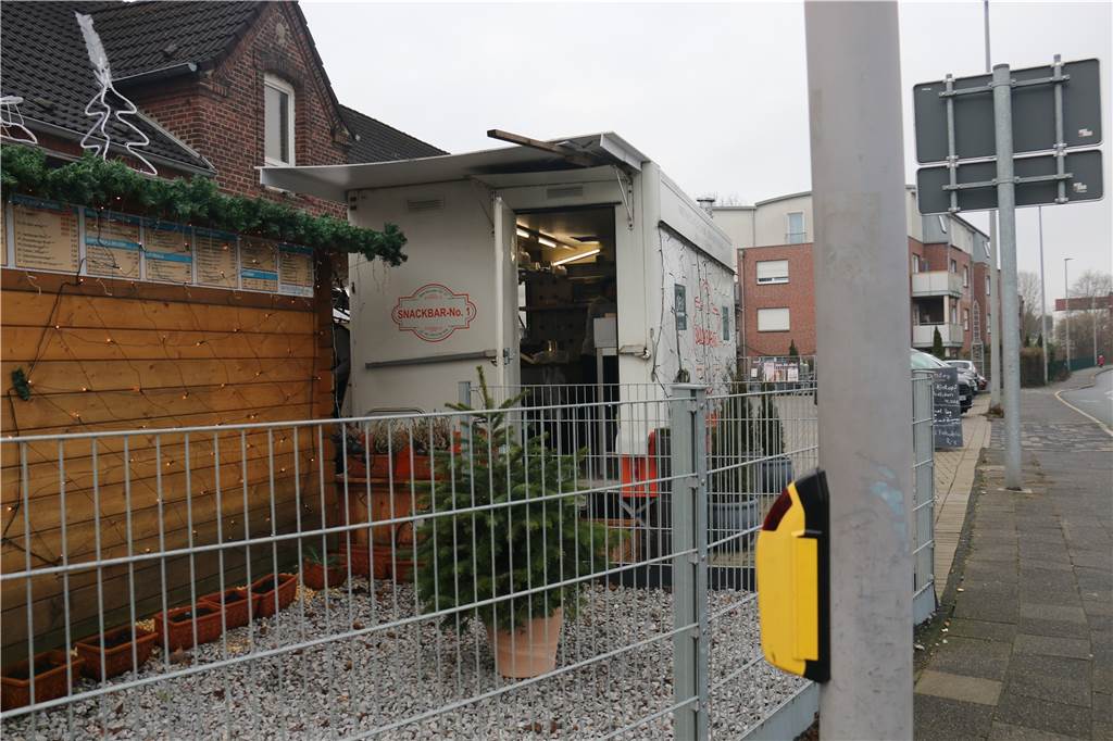 Erneuter Diebstahl aus Imbisswagen: Täter klemmt sich Kasse der Snackbar Number 1 unter den Arm Nur wenige Meter neben dem Imbisswagen wurde zum Zeitpunkt des Diebstahls ein älteres Ehepaar an dieser Ampel gesichtet. Die beiden könnten als mögliche Zeugen in Frage kommen.