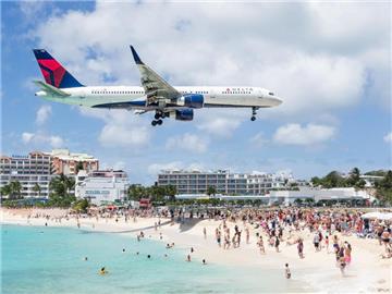 Nur wenige Meter über den Badegästen: Anflug am Maho Beach auf Sint Maarten. Foto: Philipp Laage
