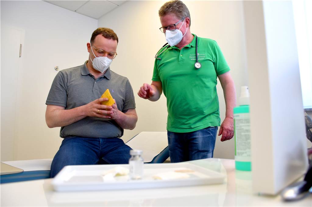 Bundesgesundheitsminister Jens Spahn in Legden gegen Corona geimpft Nur wenige Minuten hat die Impfung von Gesundheitsminister Jens Spahn (l.) am Freitagmittag gedauert. Dr. Volker Schrage aus Legden hatte ihm das Vakzin von Astrazeneca injiziert.