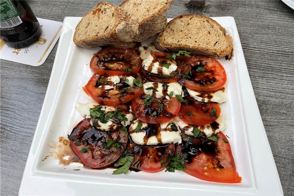 Leckeres Essen mitten in der Idylle: Bei Jugel´s ist jeder willkommen Ein Teller mit Tomaten- und Mozzarellascheiben.