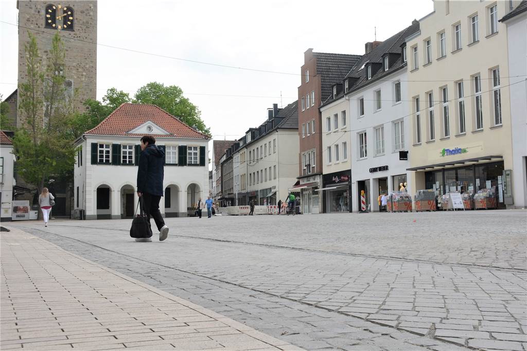Marktplatz Dorsten ist fertig: Bald wieder Wochenmarkt am alten Platz Nur wenige Passanten sind derzeit auf dem neuen Pflaster unterwegs,