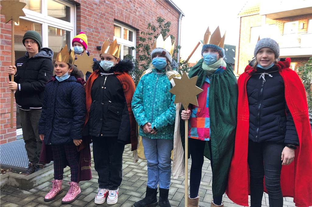 Sternsinger im zweiten Corona-Jahr: Sorge vor „Traditionsabbruch“ Nur wenige Sternsinger in Erle sind in diesem Jahr verkleidet.