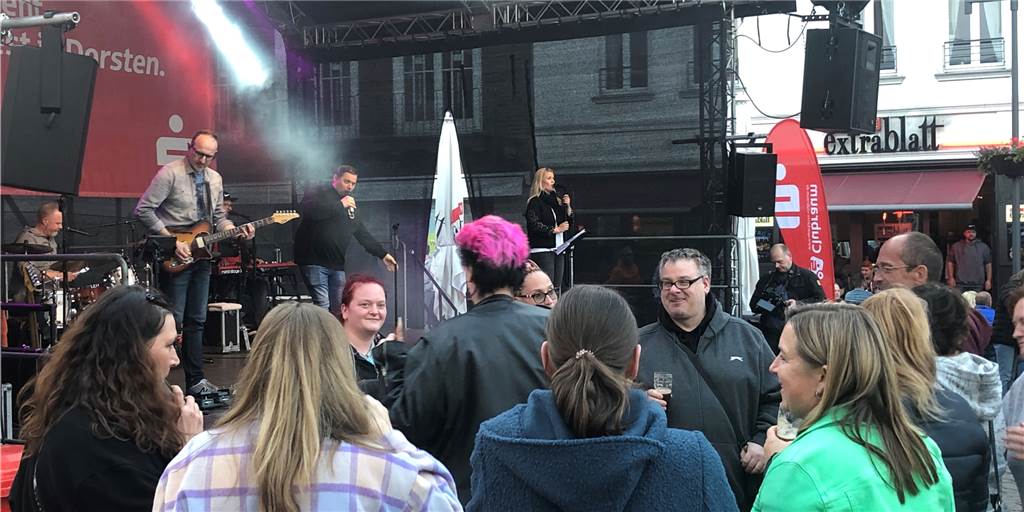 Altstadtfest am Freitag: Dorstener brauchen offenbar einen Tanzkurs Nur wenige trauten sich am Freitagabend vor die Bühne, als die Four Live Band beim Altstadtfest spielte.