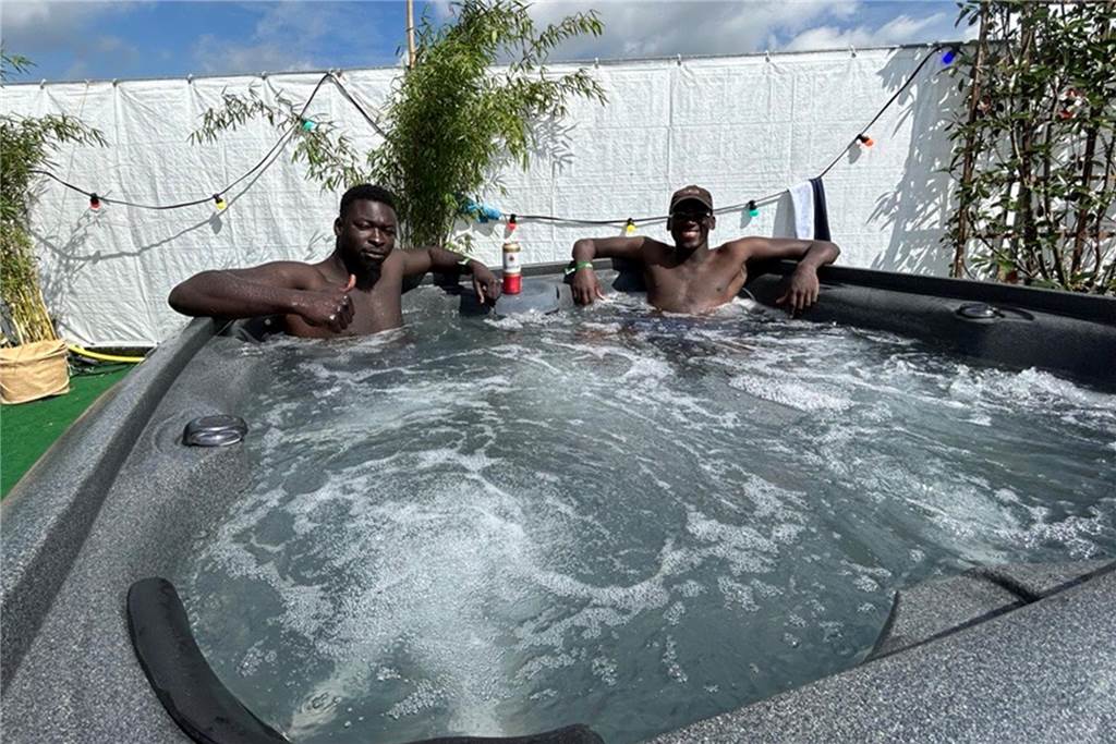 Eindrücke aus dem Dodgeville 2024: Campingstühle, Party und Jacuzzis Nur wenige verirrten sich in die Jacuzzis im Dodgeville. Umso mehr genossen Joshua Korbach (rechts) und Frodeh Kanyi die Abkühlung in der warmen Mittagssonne.