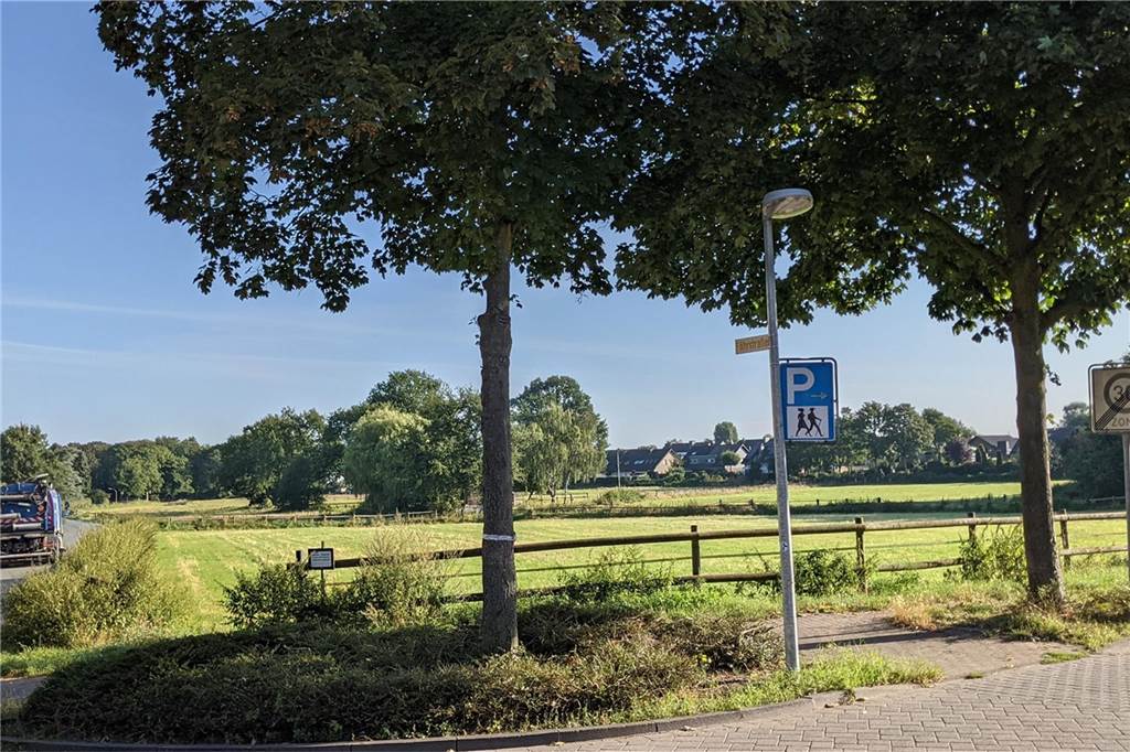 Bauarbeiten für sechs Einfamilien-Reihenhäuser auf der Hardt Grundstück
