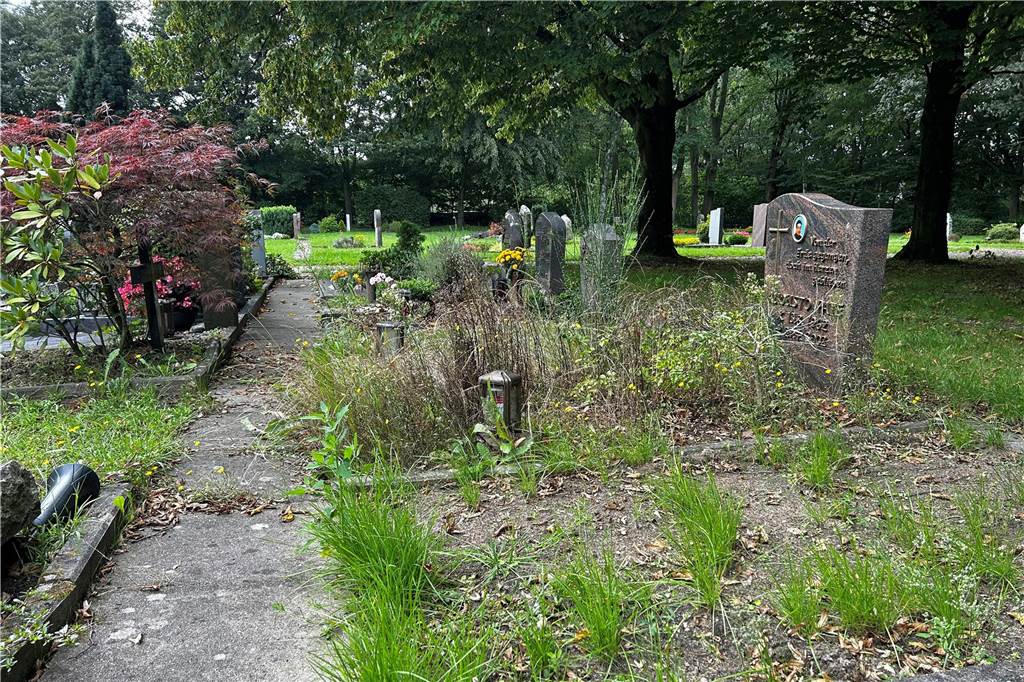Grabpflege ist Sache der Angehörigen: Beschwerde über Stockumer Friedhof Nur wer eine pflegefreie Rasengrabstätte hat, muss sich nicht um Grabpflege kümmern. Alle anderen Gräber müssen Angehörige selbst pflegen.
