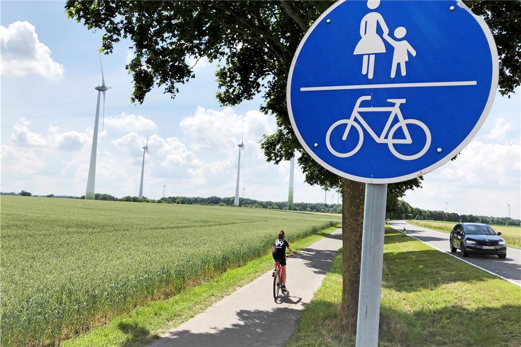 Radfahrer sollen auf die Straße: Keine eindeutige Regel für den Hessenweg Benutzungspflichtiger Radweg am Düwing Dyk