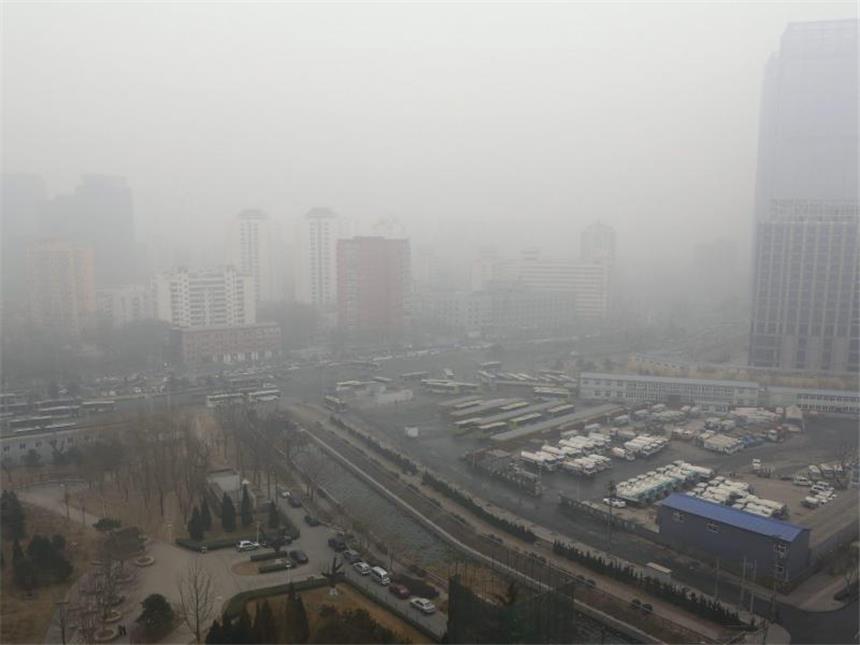 «New York Times»: Chinas CO2-Ausstoß viel höher als gedacht Nur zu erahnen: Pekings Skyline im allgegenwärtigen Smog. Foto: Diego Azubel/Archiv