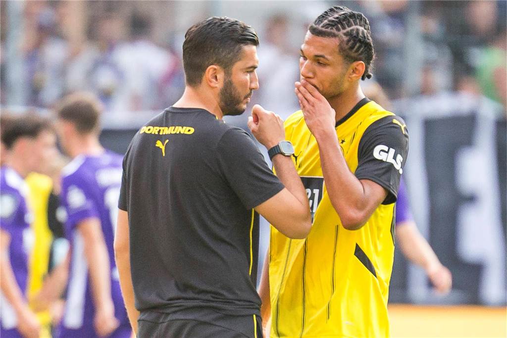 Nuri Sahin spricht mit Paris Brunner.
