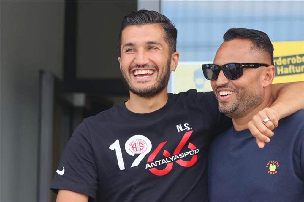 1:1 beim Wiedersehen mit Sahin: Zwei BVB-Profis geben ihr Comeback Nuri Sahin ist bester Laune - hier hat er Ex-BVB-Profi Antonio da Silva im Arm.