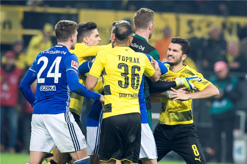 BVB-Fans quittieren Derby-Leistung mit Pfeifkonzert Nuri Sahin (r.) nimmt sich Ralf Fährmann zur Brust.