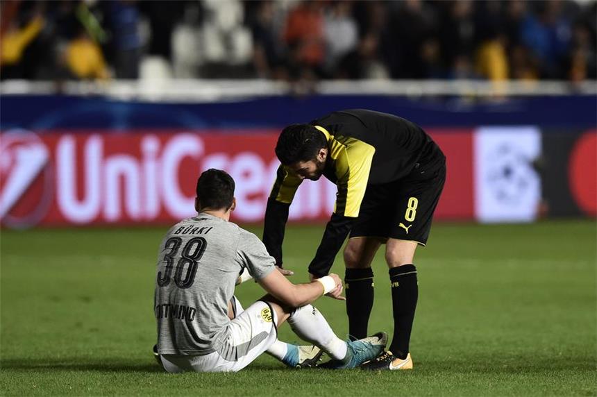 Bürki patzt gegen Nikosia - Sokratis rettet einen Punkt Nuri Sahin (r.) tröstet Roman Bürki.