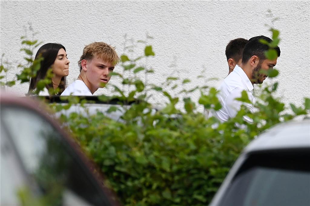 Nuri Sahin und seine Ehefrau Tugba kommen bei Overkamp an.