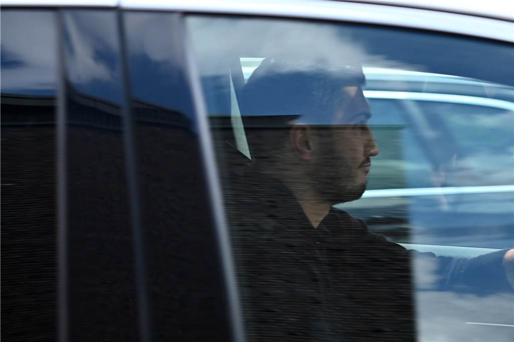 Terzic verlässt den BVB – Sahin klarer Favorit auf Nachfolge: Kehl-Zukunft geklärt Nuri Sahin sitzt am Steuer seines Autos.