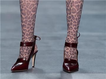 Nylonstrümpfe können ein Blickfang sein. Wie hier beim Label Marc Cain. Es setzt im Herbst/Winter 2014/2015 auf Nylonstrümpfe im Leo-Muster. Foto: Jörg Carstensen